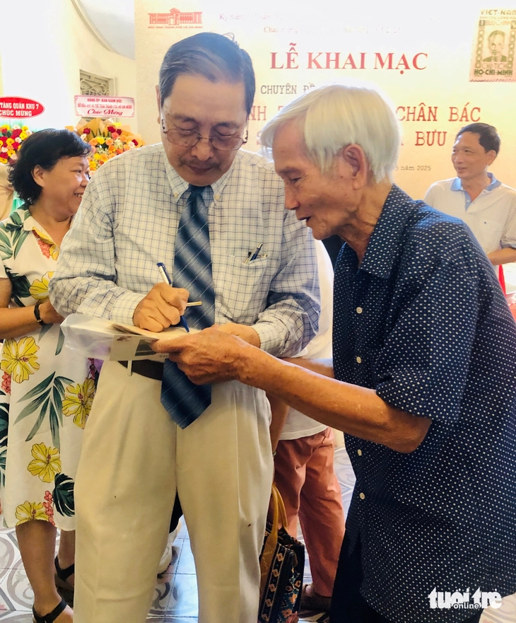 Lần đầu công bố nhiều hình ảnh quý về Chủ tịch Hồ Chí Minh trên tem và bưu ảnh - Ảnh 2.