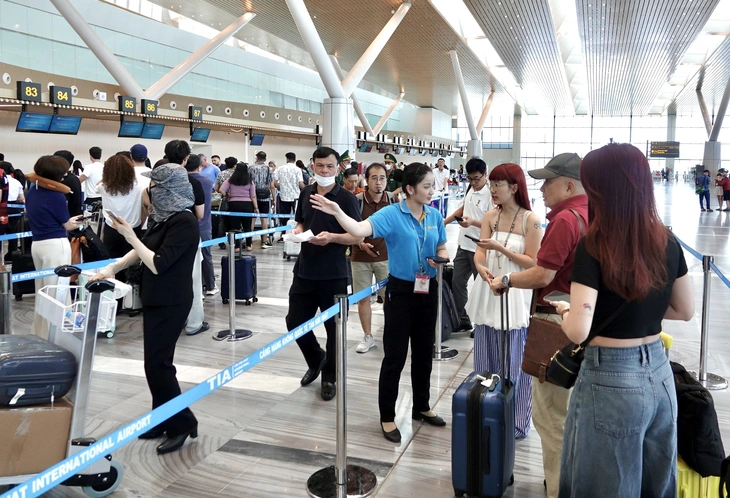 Nhà ga T3 Tân Sơn Nhất: Khách đi nhầm như 'cơm bữa', lòng vòng tìm chỗ gửi ô tô, xe máy - Ảnh 1.