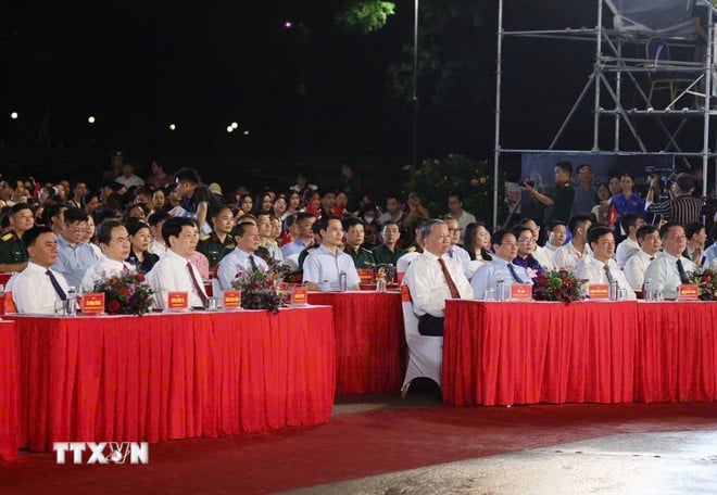 ttxvn-lanh-dao-dang-nha-nuoc-du-chuong-trinh-nghe-thuat-dac-biet-nguoi-la-ho-chi-minh-8039769-2.jpg