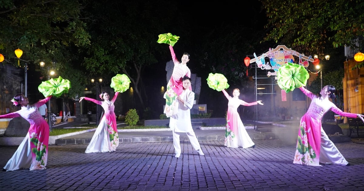 Hoi An organizes street music exchange performances on weekends