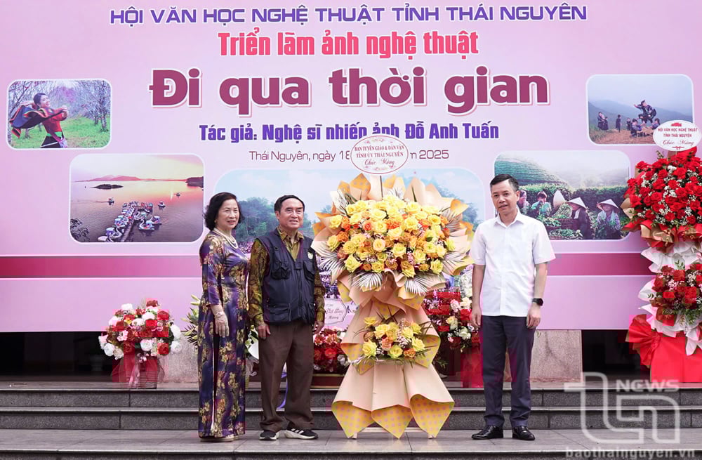 Lãnh đạo Ban Tuyên giáo và Dân vận Tỉnh ủy chúc mừng nghệ sĩ nhiếp ảnh Đỗ Anh Tuấn.