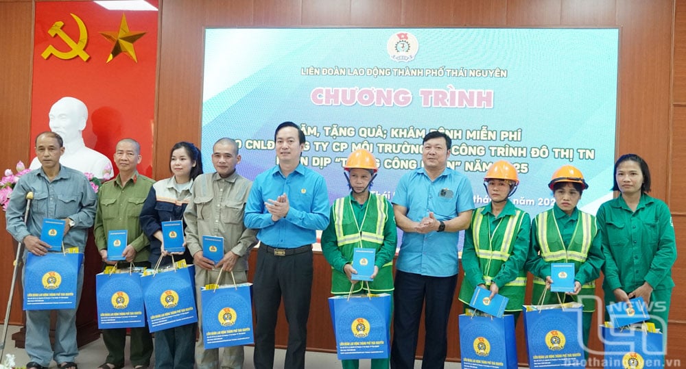 Lãnh đạo Liên đoàn Lao động TP. Thái Nguyên tặng quà người lao động có hoàn cảnh khó khăn tại Công ty CP Môi trường và Công trình đô thị Thái Nguyên.