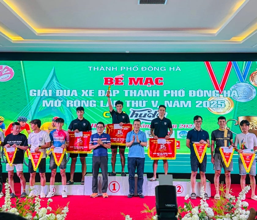 Trao giải cho các VĐV nam đoạt thành tích cao ở nội dung nam từ 16 – 40 tuổi.