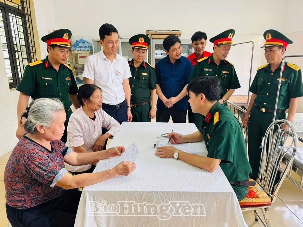 កាកបាទក្រហមខេត្តបានសម្របសម្រួលជាមួយបញ្ជាការដ្ឋានកងរាជអាវុធហត្ថខេត្ត រៀបចំកម្មវិធីពិនិត្យសុខភាព ពិគ្រោះសុខភាព និងផ្តល់ថ្នាំដោយឥតគិតថ្លៃនៅឃុំ Phu Ung (An Thi)។