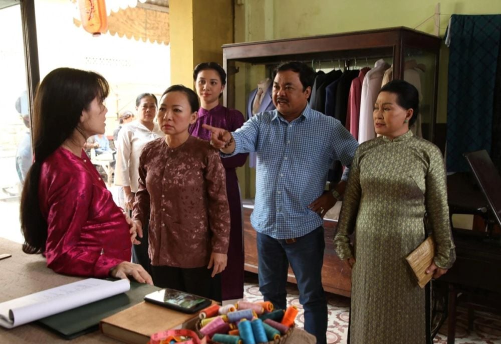 Ðạo diễn Nguyễn Phương Ðiều trực tiếp thị phạm diễn xuất cho Nhật Kim Anh trong phim “Lưới trời”.