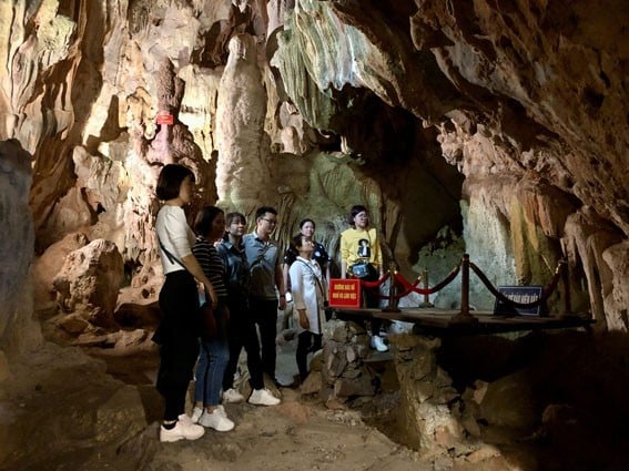 Du khách đến tham quan Pác Bó, Cao Bằng - nơi Chủ tịch Hồ Chí Minh đã trực tiếp lãnh đạo cách mạng Việt Nam. (Nguồn: Cổng Du lịch Cao Bằng)
