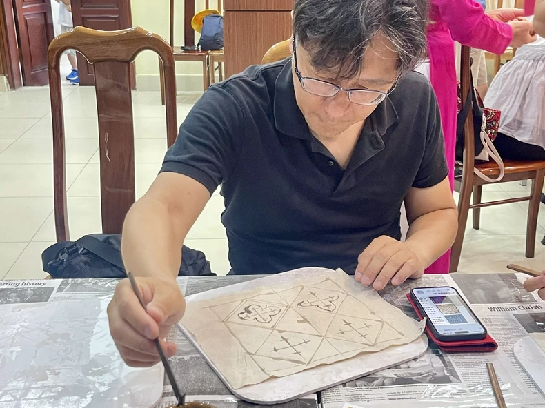 首都モン族の布に蜜蝋で絵を描く文化を体験する（写真4）