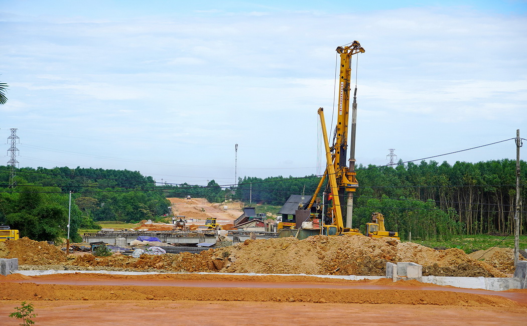 The Hung Vuong Road project connecting the East-West Economic Corridor and the Southeast Quang Tri Economic Zone has been re-implemented after changing the contractor.