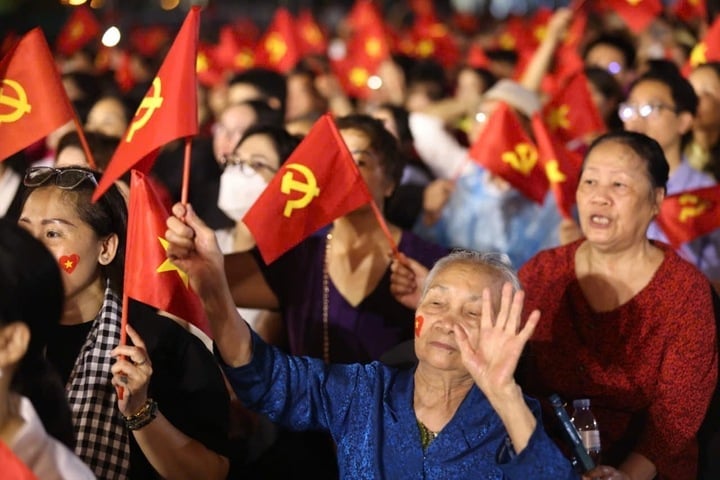 Khán giả xúc động đội mưa xem chương trình "Người là Hồ Chí Minh".