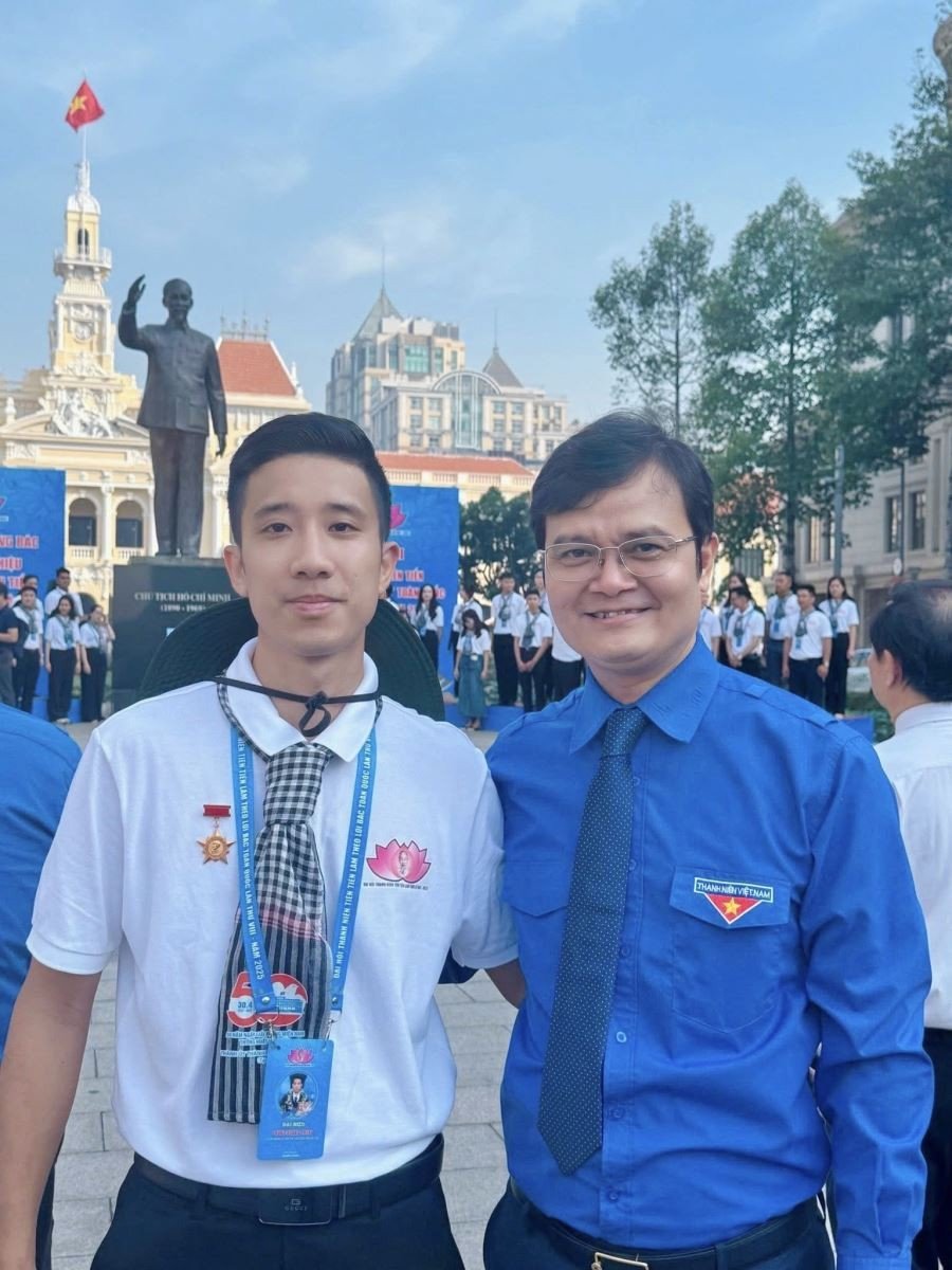 Anh Phùng Quang Trung (trái) chụp ảnh cùng Bí thư thứ Nhất Trung ương Đoàn Thanh niên Cộng sản Hồ Chí Minh Bùi Quang Huy.