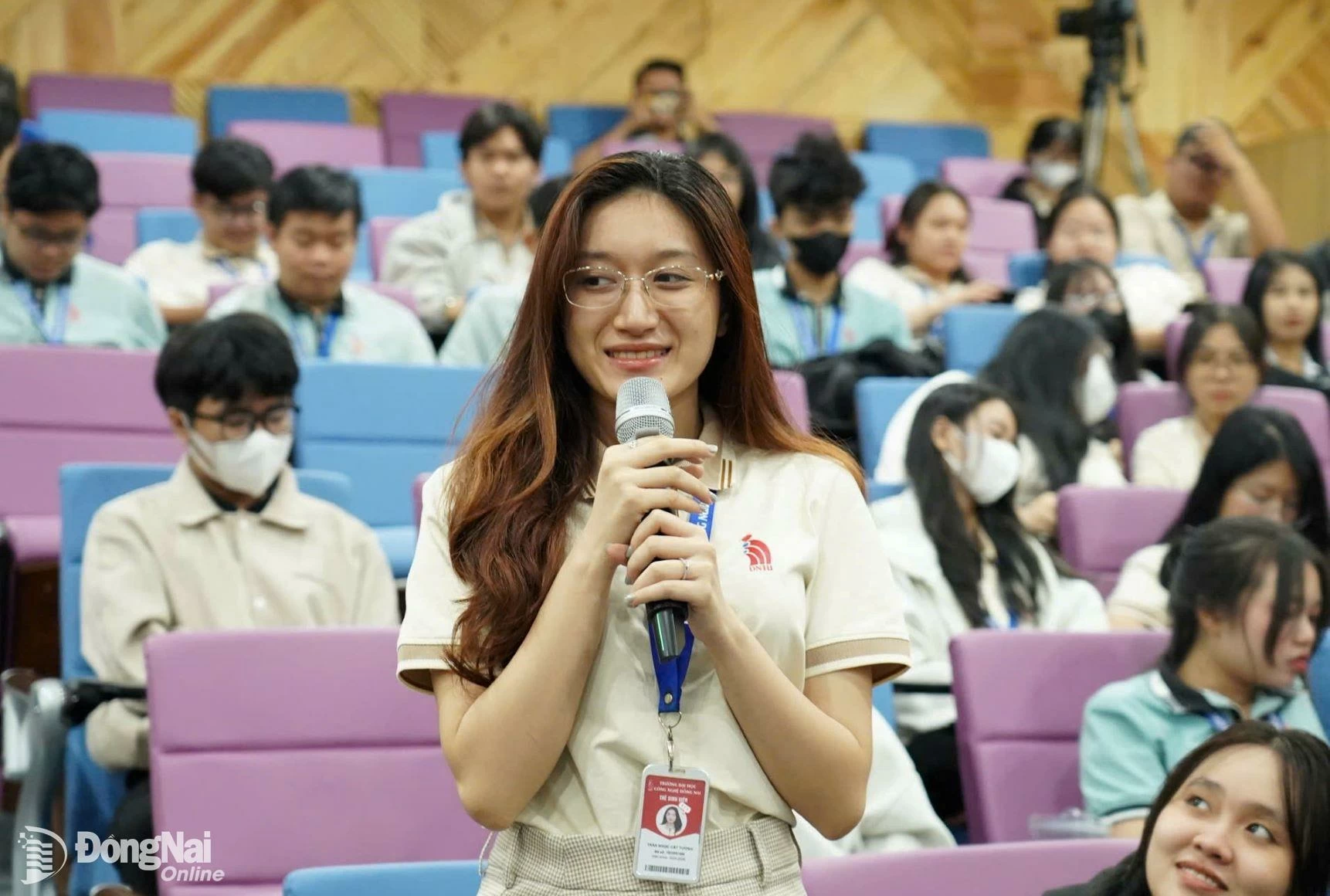 Sinh viên Trường đại học công nghệ Đồng Nai tham gia trao đổi ý kiến tại chương trình. Ảnh: ĐVCC