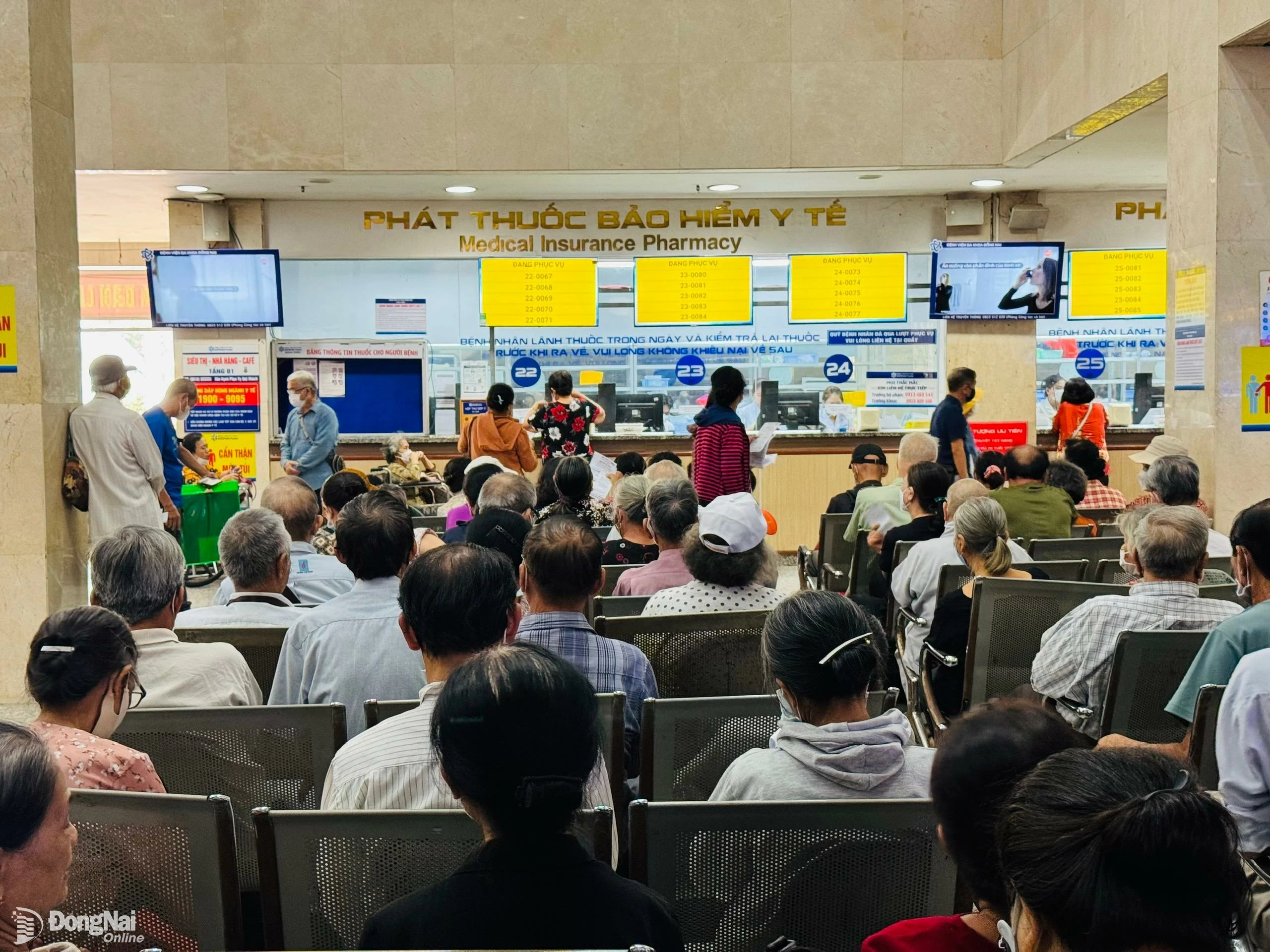 Bệnh nhân ngồi chờ nhận thuốc bảo hiểm y tế tại một bệnh viện trong tỉnh. Ảnh: Hạnh Dung