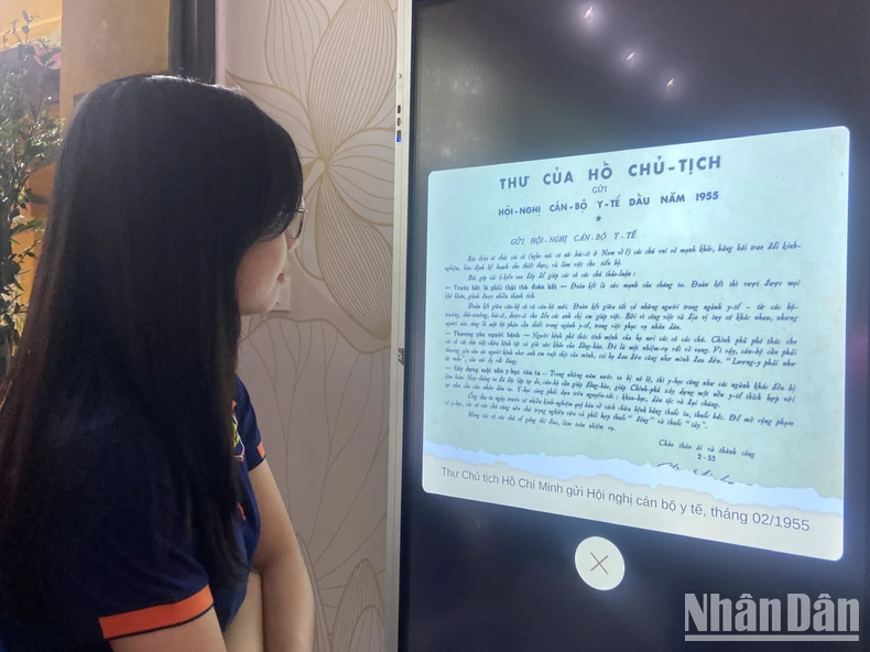 Hàng nghìn du khách thăm Khu di tích Chủ tịch Hồ Chí Minh ảnh 1