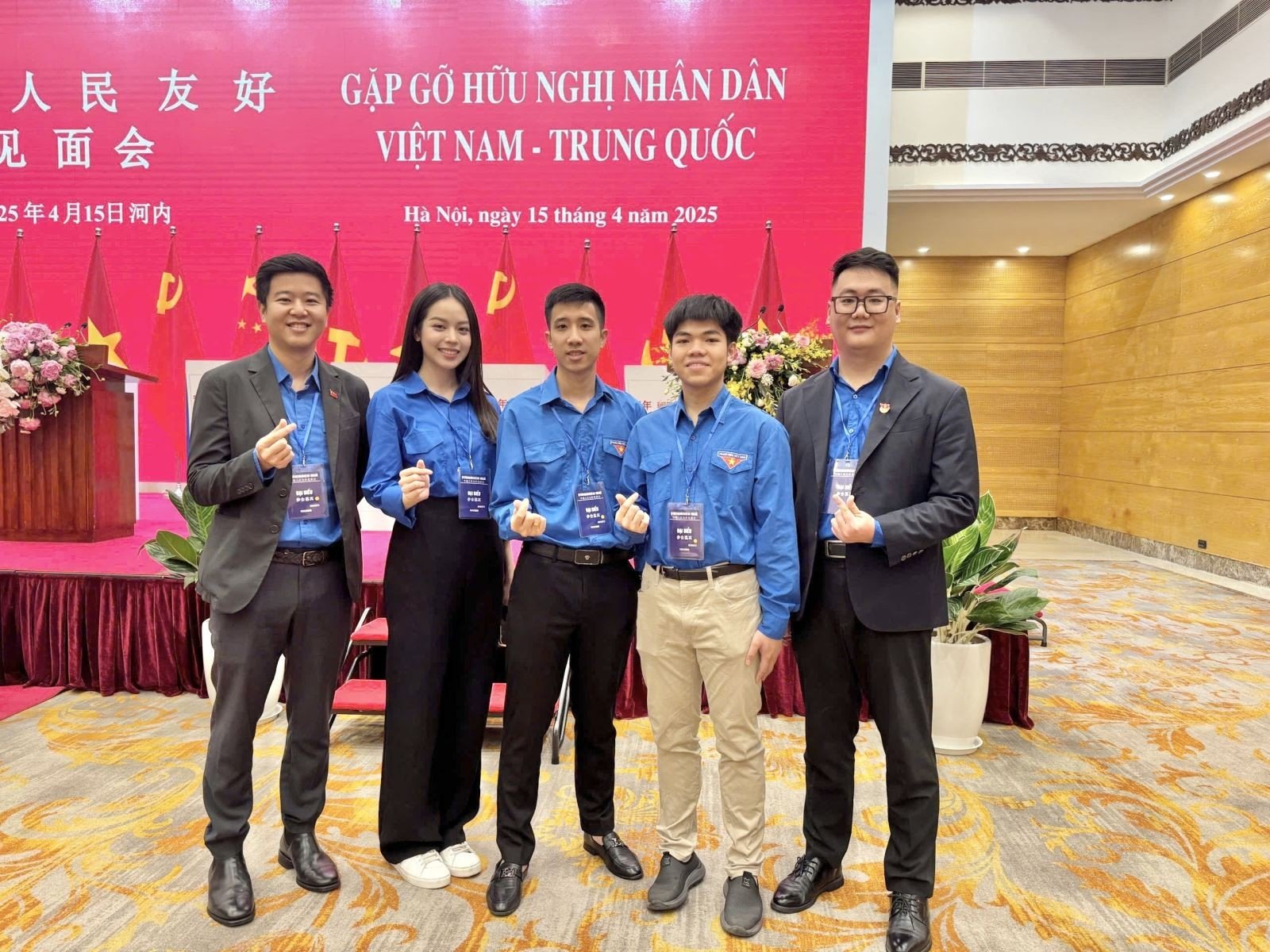 Bạn Nguyễn Hữu Tiến Hưng (thứ hai từ phải) chụp ảnh kỷ niệm cùng các thanh niên tiêu biểu tại chương trình &quot;Gặp gỡ hữu nghị Nhân dân Việt Nam - Trung Quốc&quot;