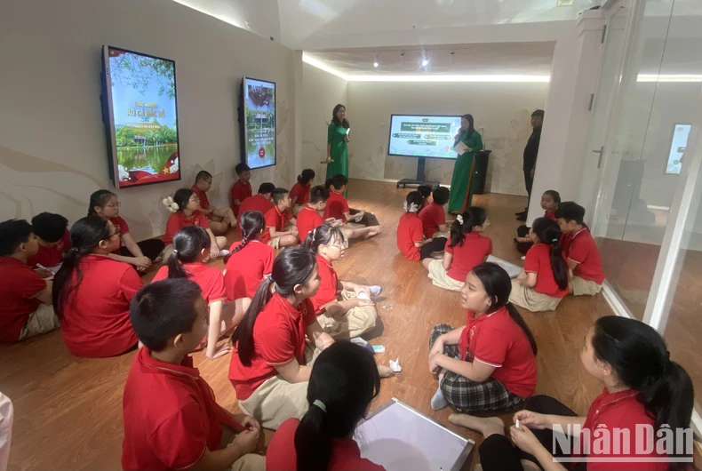 Hàng nghìn du khách thăm Khu di tích Chủ tịch Hồ Chí Minh ảnh 2