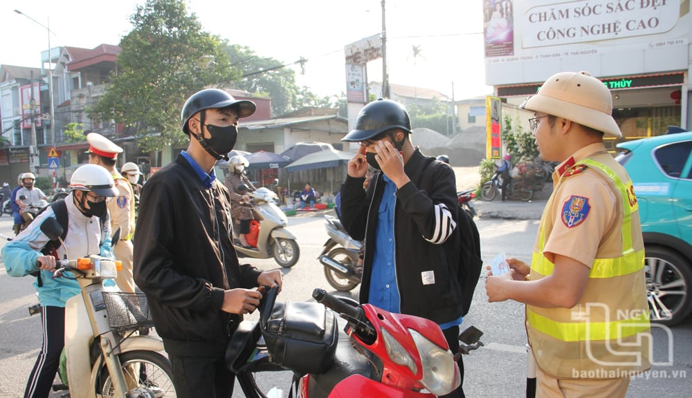 Không ít phụ huynh vẫn dễ dãi giao xe cho người chưa đủ điều kiện, tiềm ẩn nhiều nguy cơ mất an toàn giao thông.