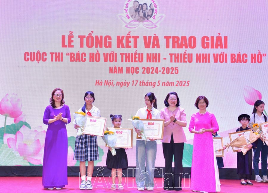 ហាណាមមាន១ក្រុម និងសិស្ស២រូបដែលឈ្នះការប្រកួតថ្នាក់ជាតិ 