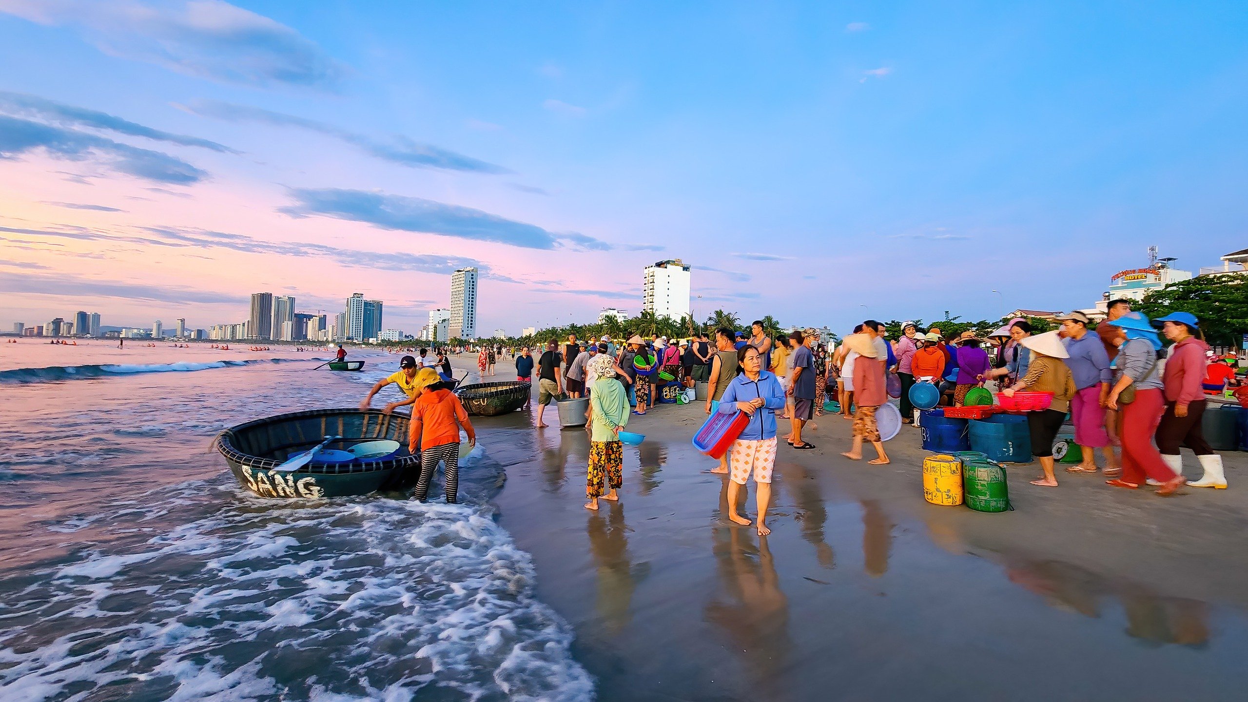 Biển Đà Nẵng đẹp ngất ngây vào khoảnh khắc bình minh, hút hồn du khách - Ảnh 14.