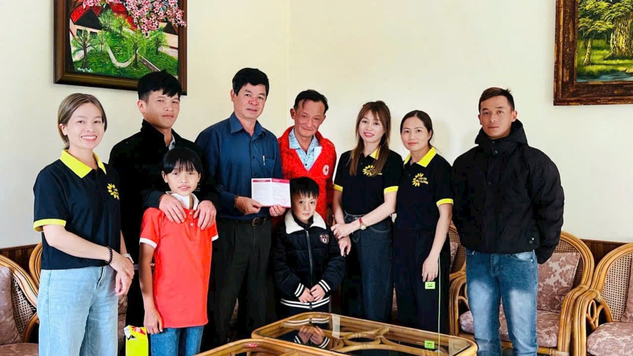 Bàn giao sổ tiết kiệm cho 2 em Kiều Trang và Quang Trường tại Làng Trẻ em SOS Đà Lạt