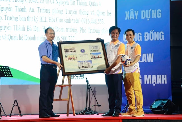Cựu sinh viên tham gia đấu giá, đóng góp hơn 300 triệu đồng cho trường ĐH- Ảnh 1.