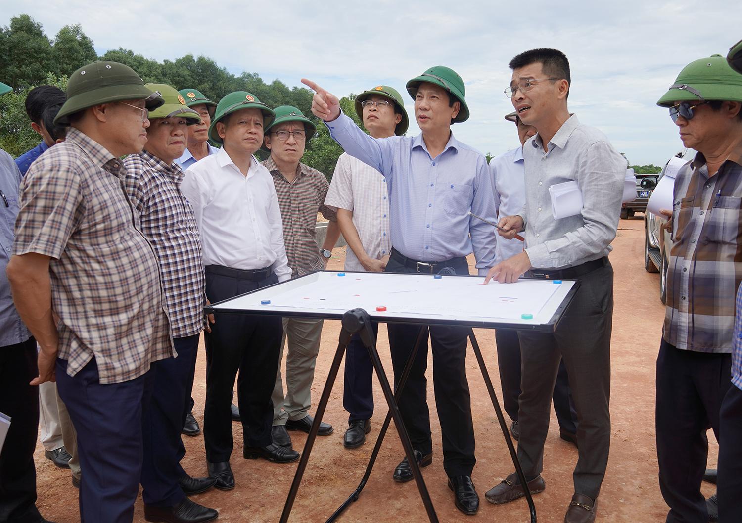 Acting Chairman of Quang Tri Provincial People's Committee Hoang Nam and Vice Chairman of Quang Tri Provincial People's Committee listen to the report on the project's progress.