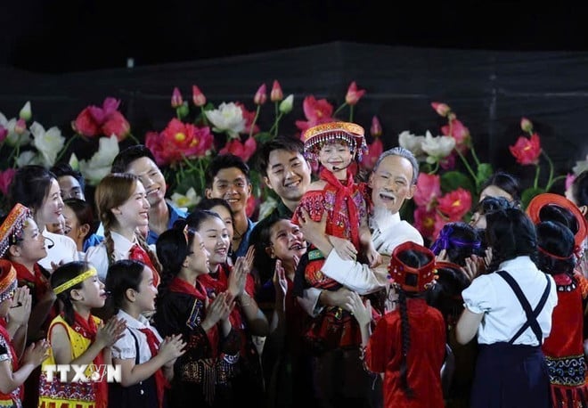 ttxvn-lanh-dao-dang-nha-nuoc-du-chuong-trinh-nghe-thuat-dac-biet-nguoi-la-ho-chi-minh-8039769-4.jpg