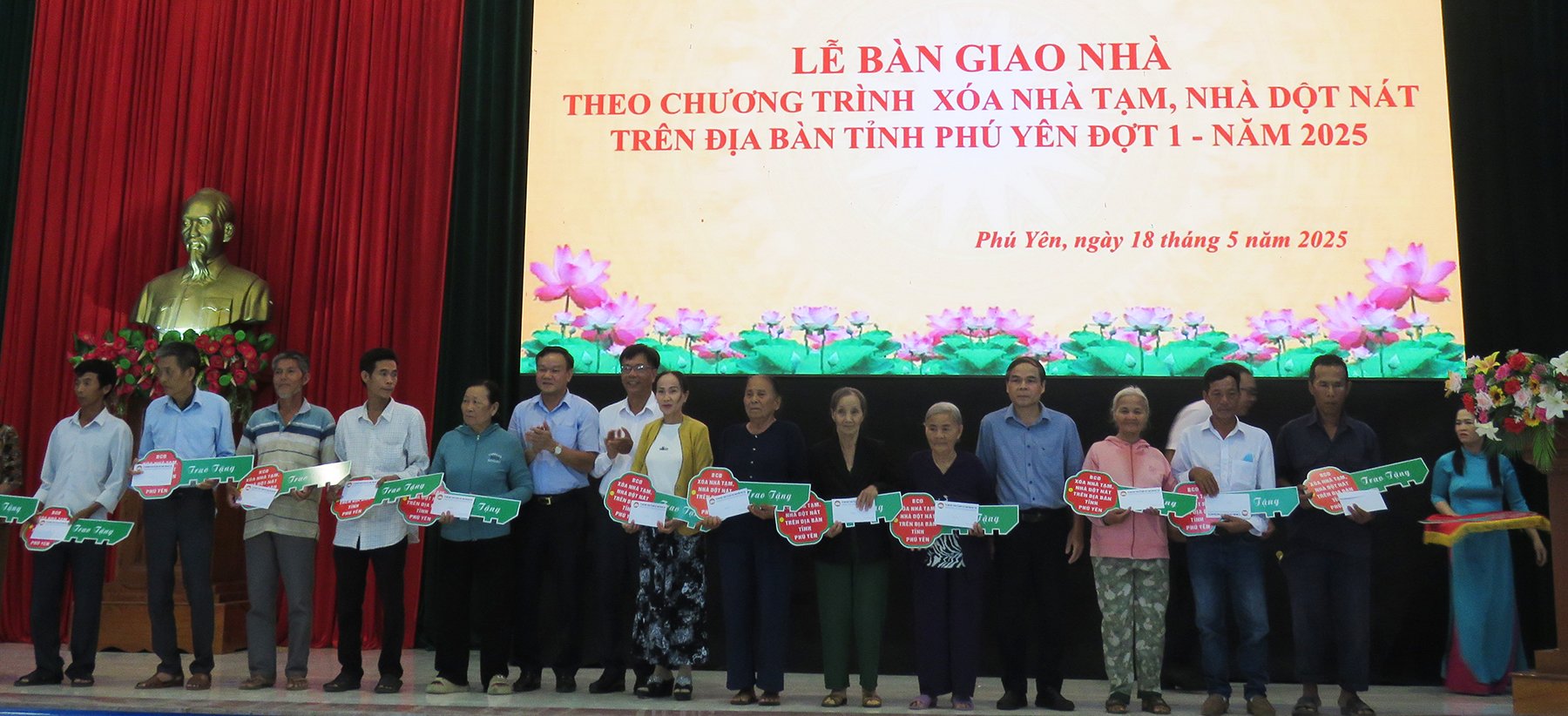ผู้นำจังหวัดและผู้ประกอบการร่วมแสดงความยินดีกับครัวเรือนที่สร้างบ้านเสร็จ ภาพ : THUY HANG