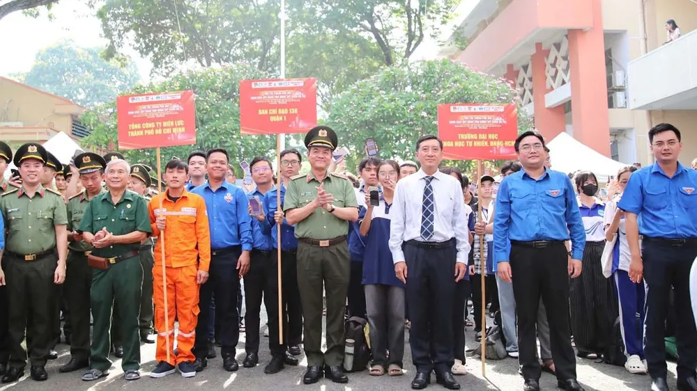 Trung tướng Lê Hồng Nam, Giám đốc Công an TPHCM cùng các đại biểu tại lễ ra quân, ngày 17-5
