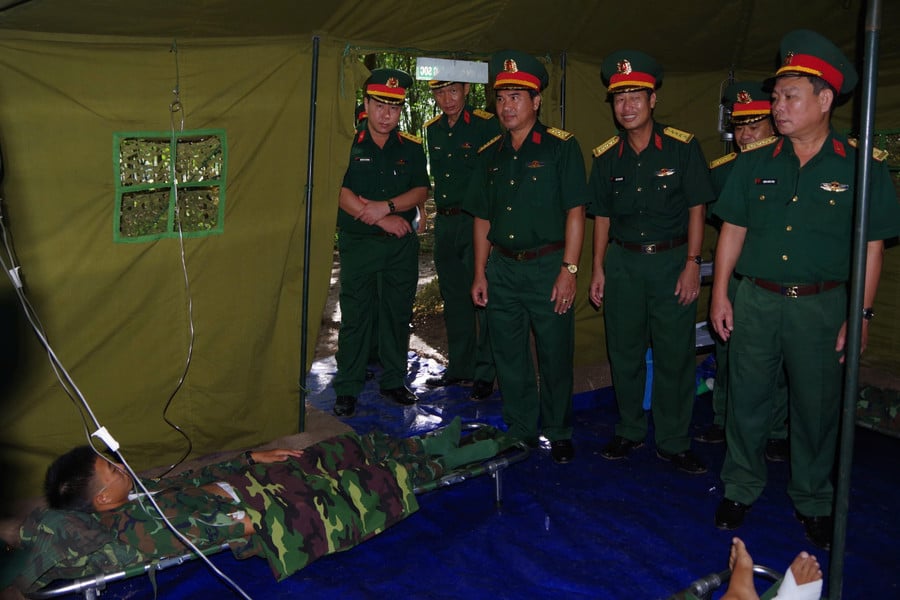 lanh-dao-su-doan-9-kiem-tra-cong-tac-cham-soc-suc-khoe-cho-bo-doi-luc-dien-tap-huan-luyen-anh-dvcc.jpg