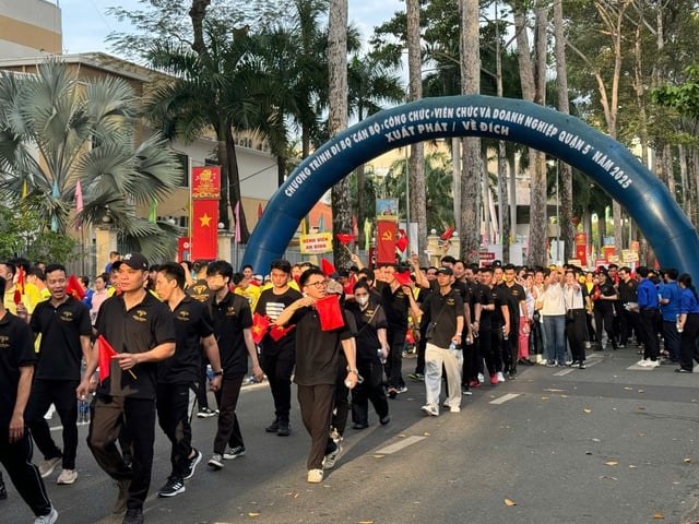 Sôi nổi Chương trình đi bộ Cán bộ, công chức, viên chức, doanh nghiệp Quận 5- Ảnh 4.