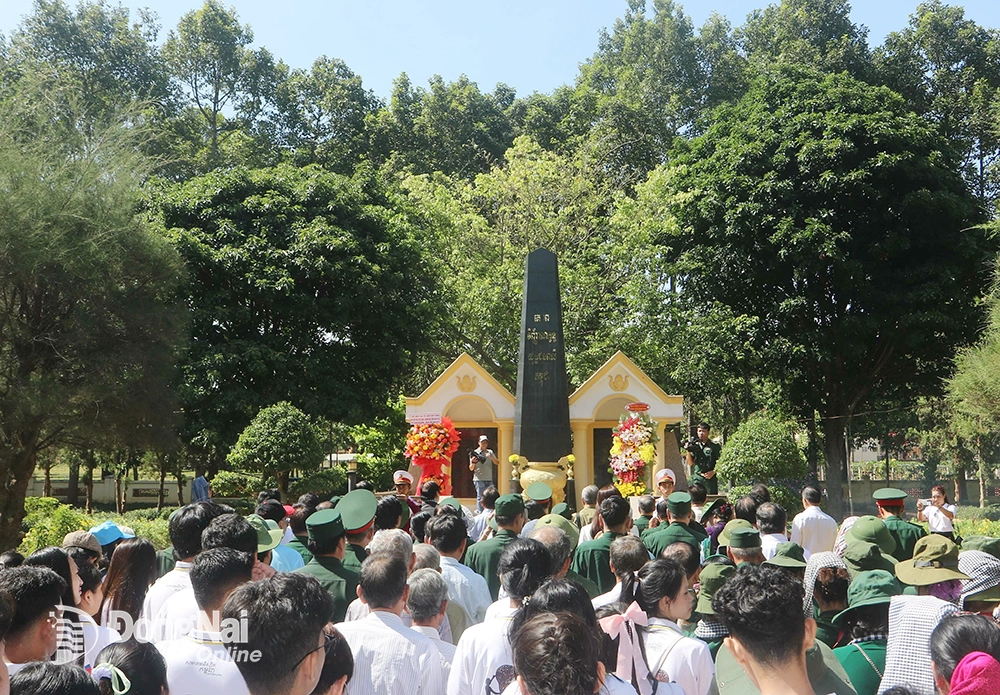 Các đại biểu dâng hương tại Di tích Đoàn 125. Ảnh: Sông Thao