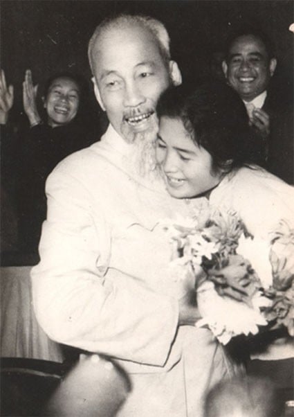 Cụ Hồ và NSND Trà Giang. (Ảnh tư liệu)
