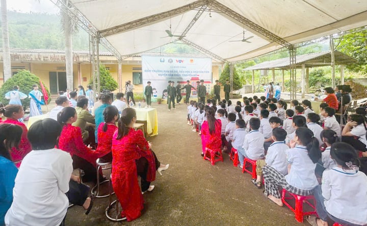 Lễ khởi công xây dựng điểm trường khu Đá Đỏ, thuộc trường Tiểu học – Trung học cơ sở Văn Tiên, xã Thượng Bằng La (Văn Chấn, Yên Bái).