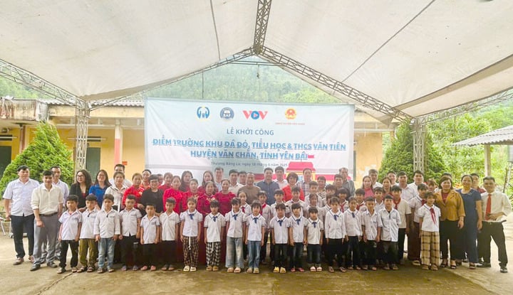 Các thầy cô điểm trường Đá Đỏ chụp ảnh cùng đoàn công tác của Đài Tiếng nói Việt Nam và Quỹ xã hội Bảo An.
