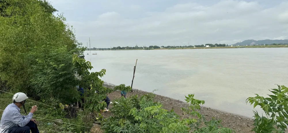 ប្រជាជន និងអាជ្ញាធរកំពុងព្យាយាមស្វែងរក H. ដែលបានបាត់ខ្លួននៅលើទន្លេ។