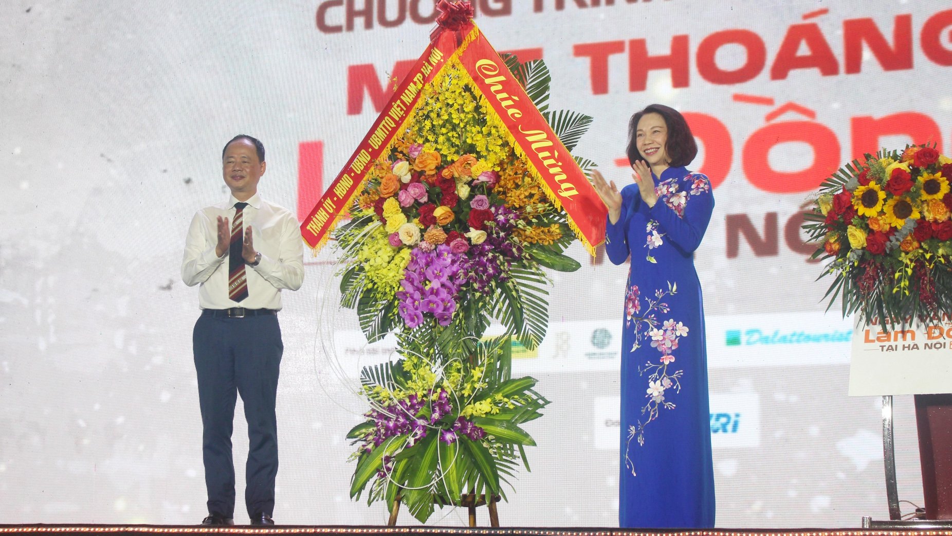 ថ្នាក់ដឹកនាំទីក្រុងហាណូយ ជូនផ្កាអបអរសាទរទិវាវប្បធម៌ Lam Dong នៅទីក្រុងហាណូយ