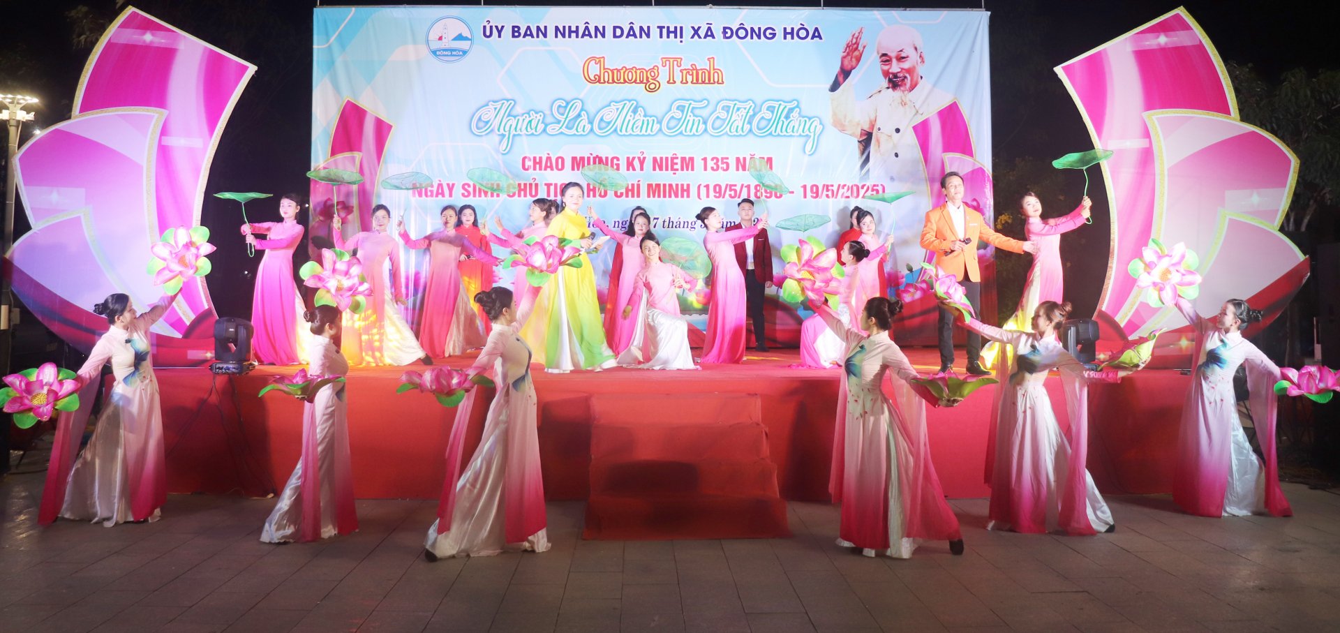 Một tiết mục nghệ thuật tại chương trình. Ảnh: MINH HUYỀN