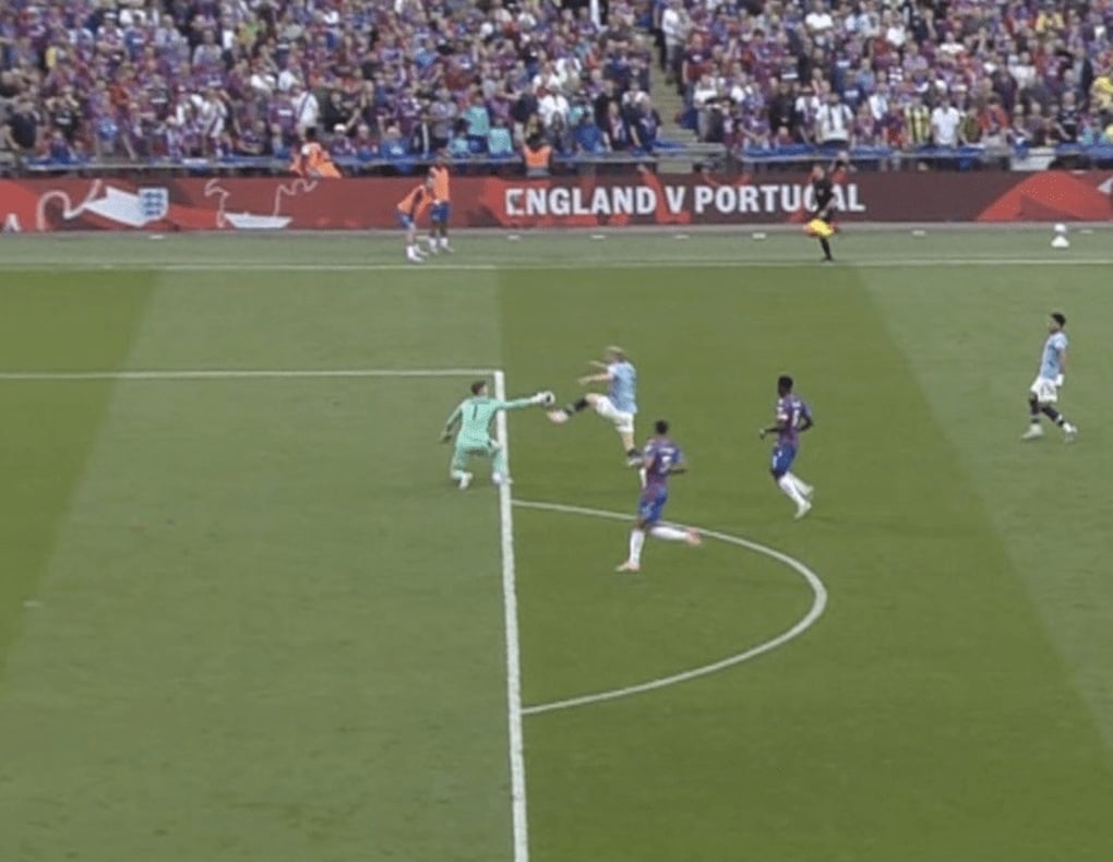 Warum entging Dean Henderson einer roten Karte, als er den Ball mit der Hand außerhalb des Strafraums spielte? - 1