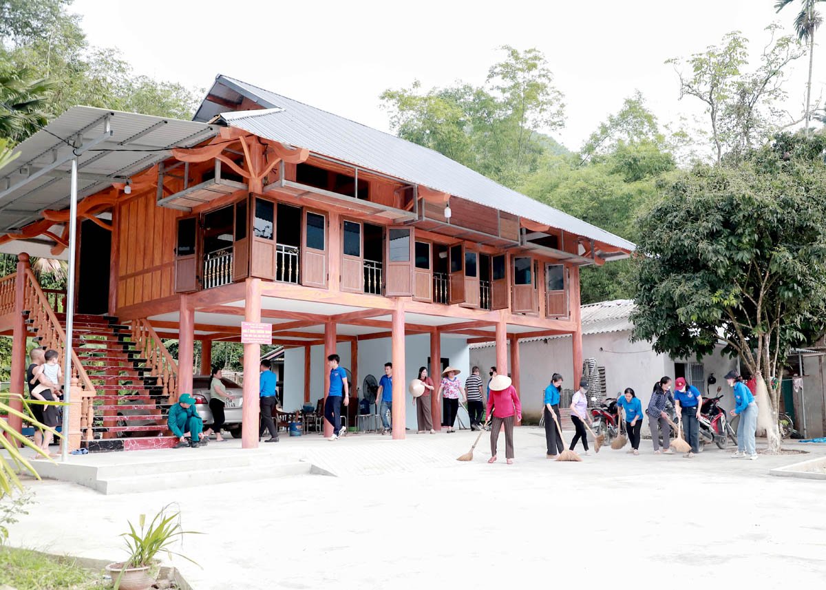 Các lực lượng và bà con trong thôn Đồng Kem, xã Đồng Yên (Bắc Quang) giúp đỡ gia đình ông Nguyễn Viết Đôn ổn định cuộc sống trong ngôi nhà mới.