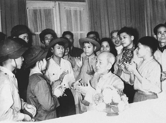 Chủ tịch Hồ Chí Minh luôn dành tình yêu thương và sự quan tâm đặc biệt cho trẻ em. (Ảnh tư liệu)