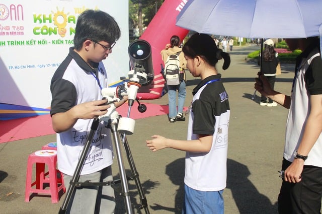 Học sinh TP HCM khám phá vũ trụ, trải nghiệm làm sinh viên- Ảnh 3.