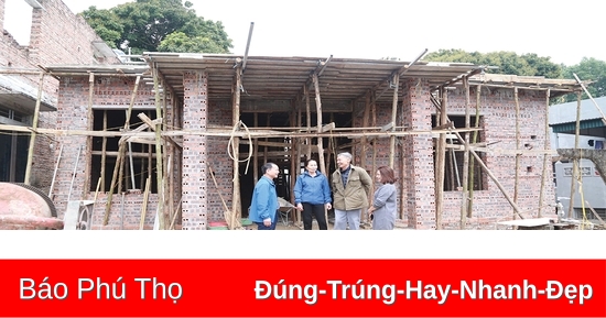 임시 주택과 낡은 주택을 단호히 철거하도록 지시합니다.
