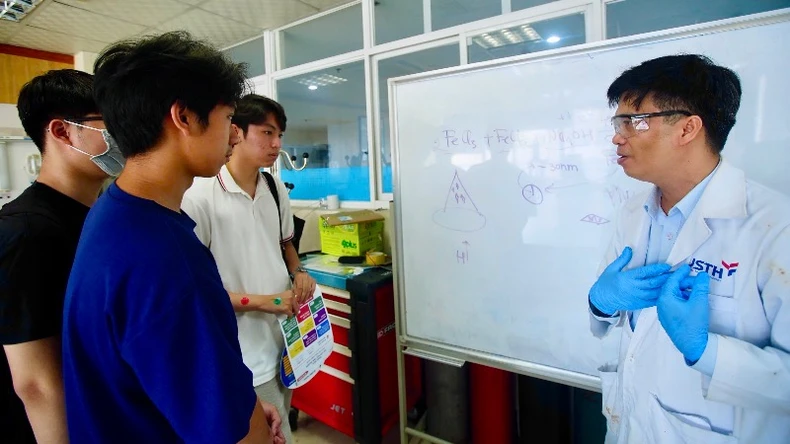 Gần 5.000 học sinh, phụ huynh tham dự Ngày hội tuyển sinh khối ngành khoa học và công nghệ ảnh 3