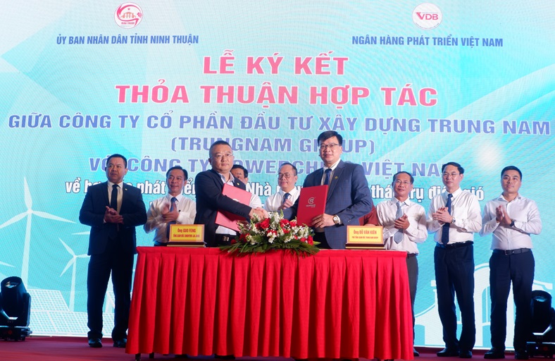 Trung Nam Group and Power China Vietnam cooperate to research and develop the project of a factory producing wind power towers and steel structures in Ca Na.