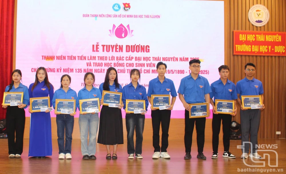 Trao học bổng cho các sinh viên có hoàn cảnh khó khăn, vươn lên trong học tập.