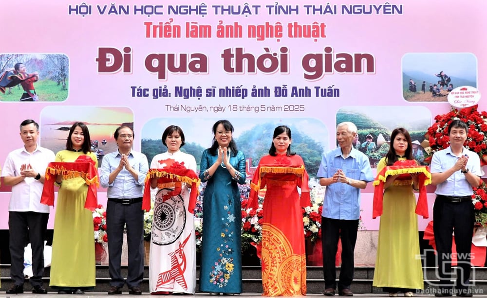 Các đại biểu cắt băng khai trương Triển lãm.