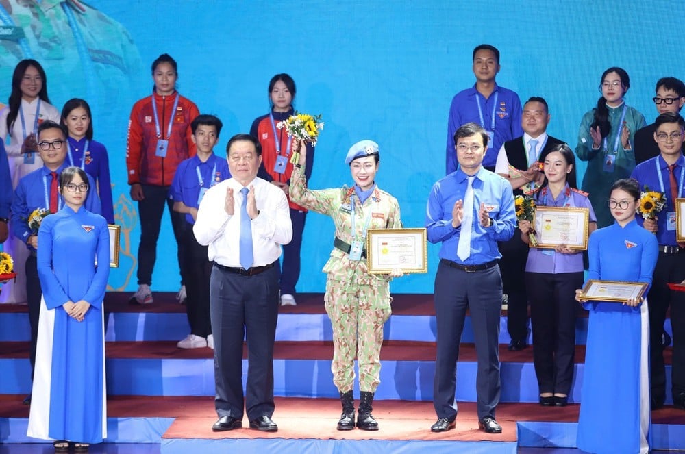 Sĩ quan Vũ Nhật Hương (Trợ lý phòng Hợp tác Quốc tế, Cục Gìn giữ hòa bình Việt Nam được tôn vinh tại Đại hội Thanh niên tiên tiến làm theo lời Bác năm 2025. (Ảnh: Ngô Tùng)