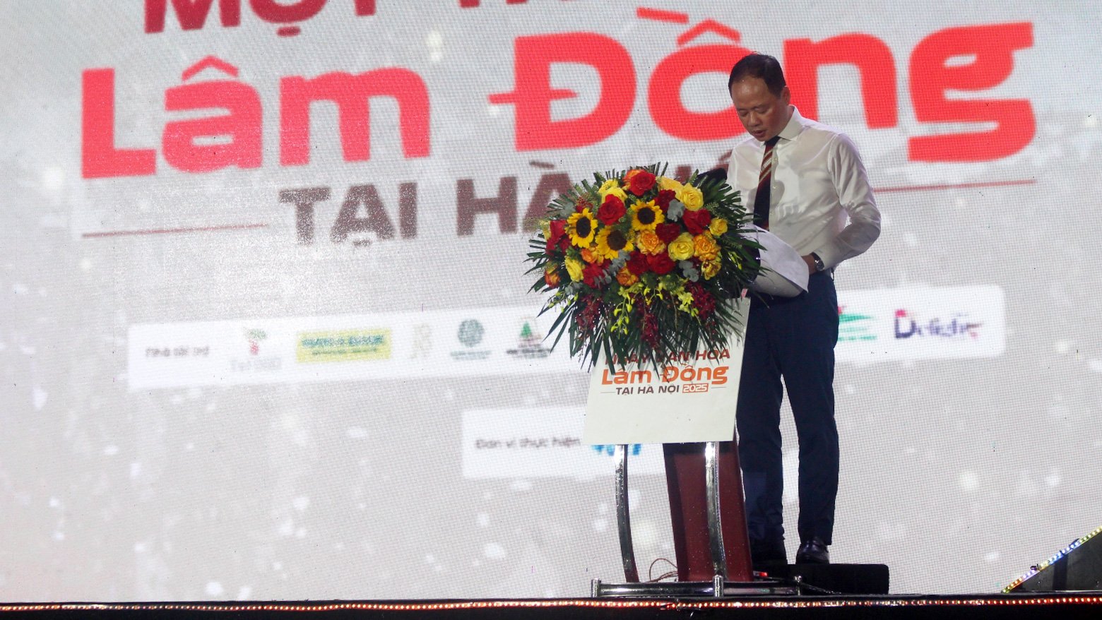 សមមិត្ត Tran Hong Thai - ប្រធានគណៈកម្មាធិការប្រជាជនខេត្ត Lam Dong ថ្លែងសុន្ទរកថាបើកដោយភ្លៀងធ្លាក់ខ្លាំង