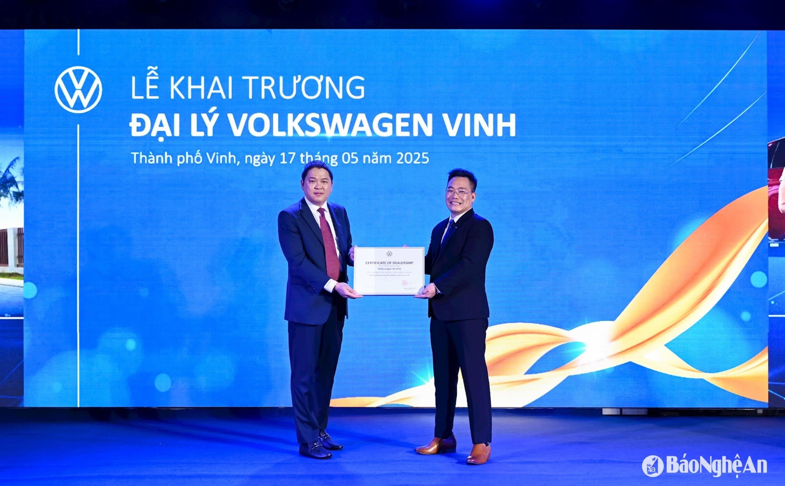 bna_ong-nguyen-hoang-minh-tien-tgd-volkswagen-viet-nam-trao-chung-chi-dai-ly-cho-ong-luong-ngoc-vinh-giam-doc-dai-ly-volkswagen-vinh-bc49d3608fb70b1c364516bc859dd079(1).jpg