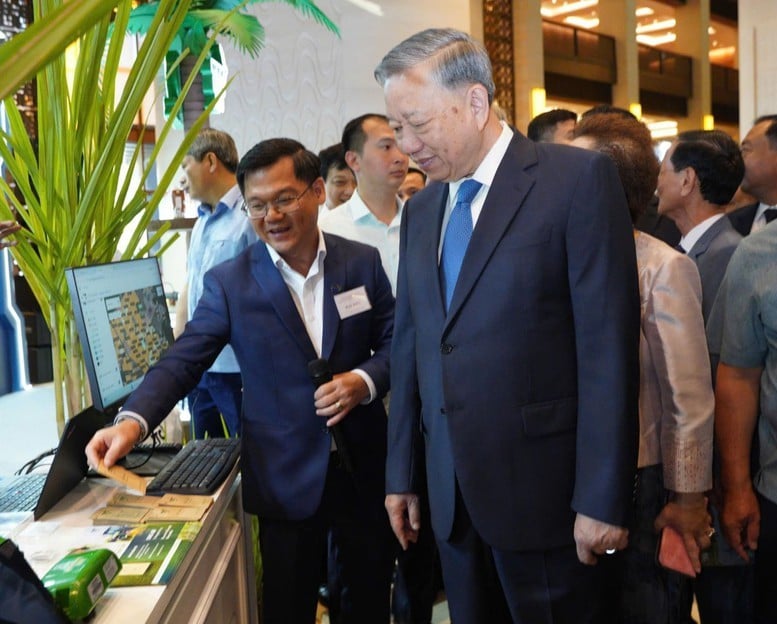 Tổng Bí thư Tô Lâm tham quan gian hàng của TTC AgriS - doanh nghiệp tiên phong trong phát triển nông nghiệp công nghệ cao nhằm nâng cao năng suất, chất lượng và giá trị gia tăng cho nông sản Việt Nam.